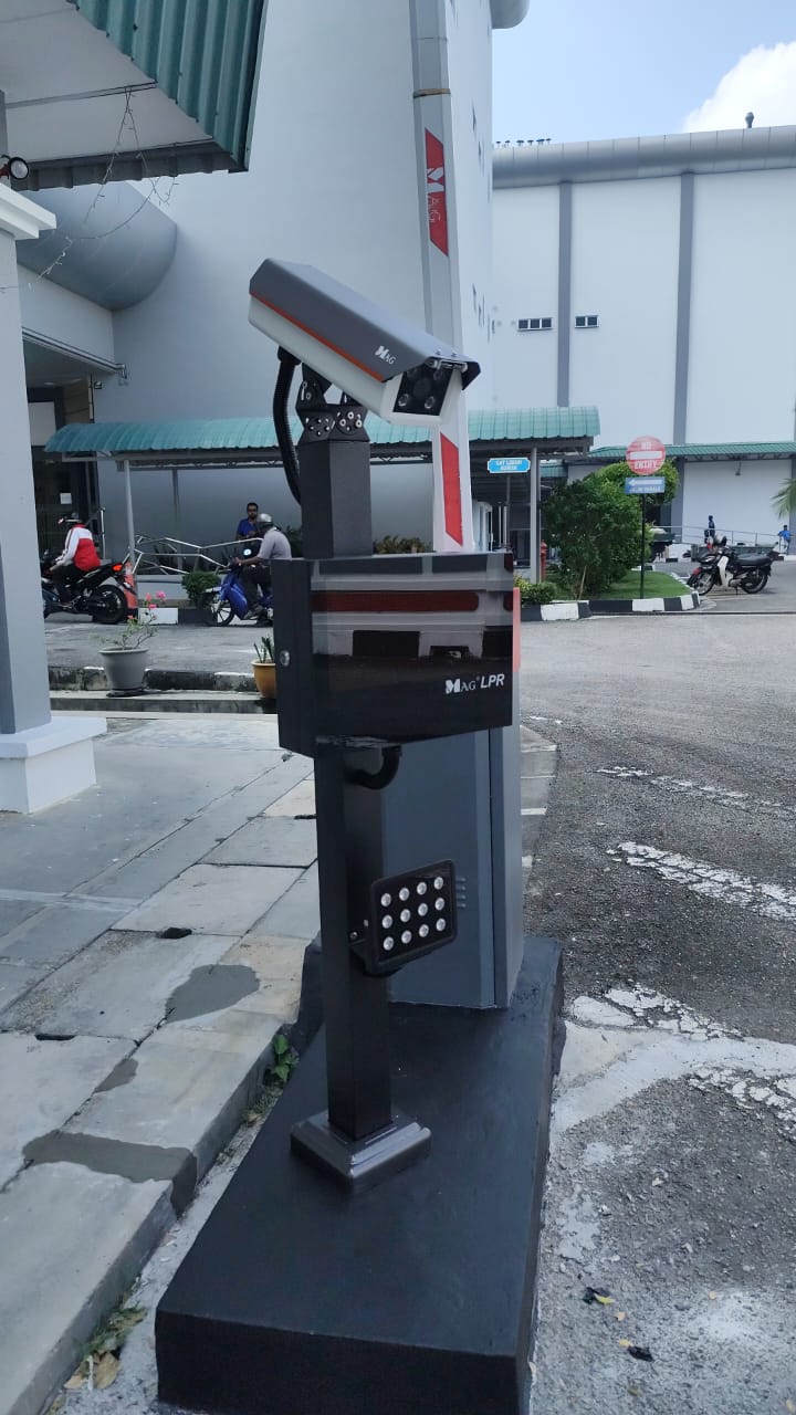 MAG LPR recognition unit and camera on a pedestal at a plant entrance