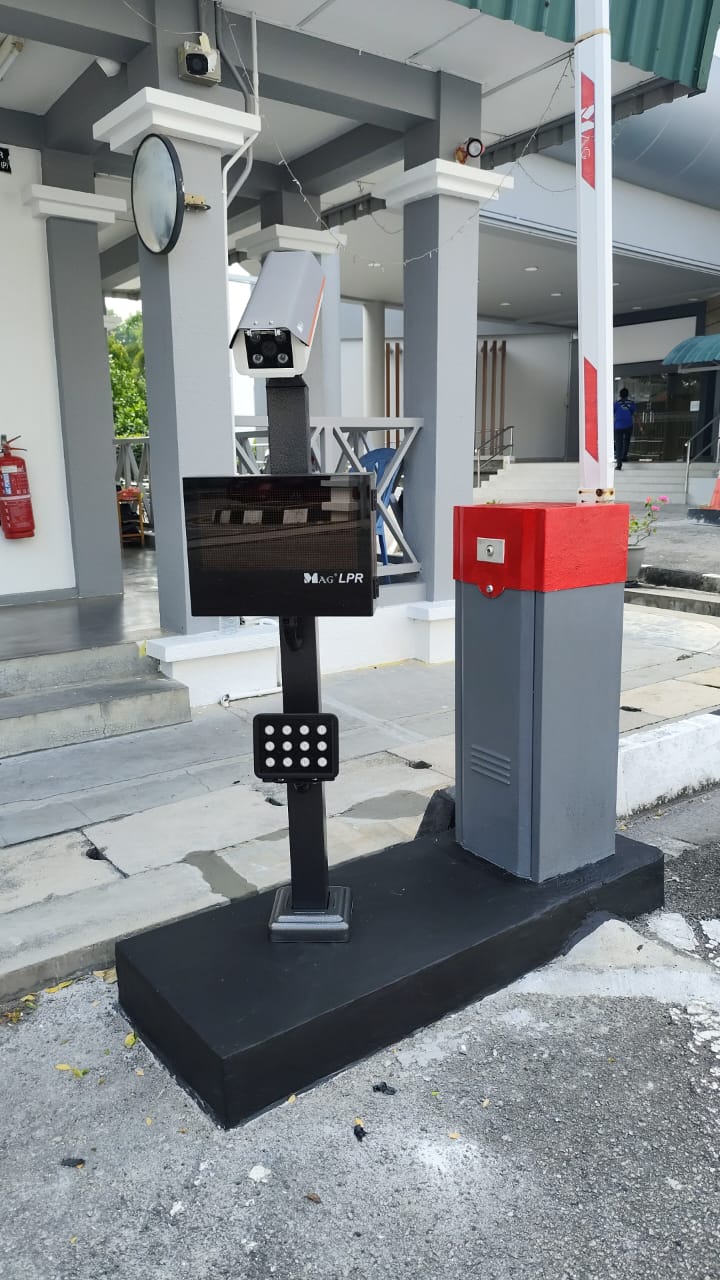 Recognition unit with infrared illuminator installed beside the barrier cabinet at a gatehouse